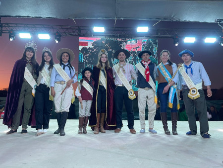 Los  Embajadores Culturales y la Gauchita del Festival de la Ciudad y el Campo asistieron al XIII Encuentro de Jinetes y Agrupaciones Tradicionalistas en Yatay Ti Calle.